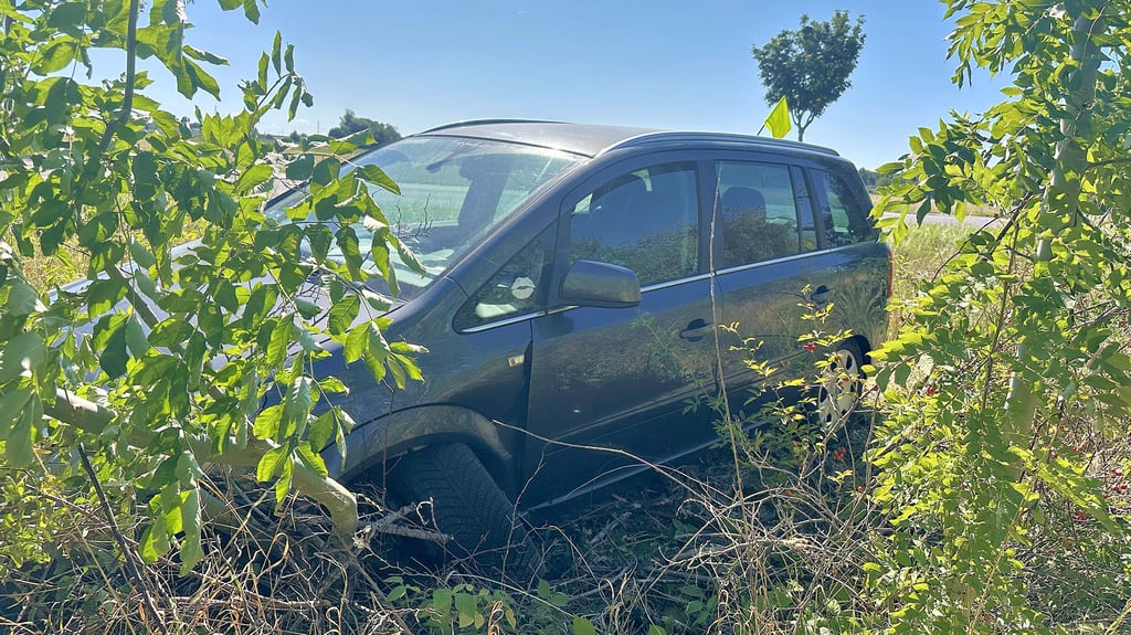 Nicht mehr einsatzfähig ruht das Ope-Autowrack neben der Bundestraße zwischen Gerwisch, Heyrothsberge und Biederitz.