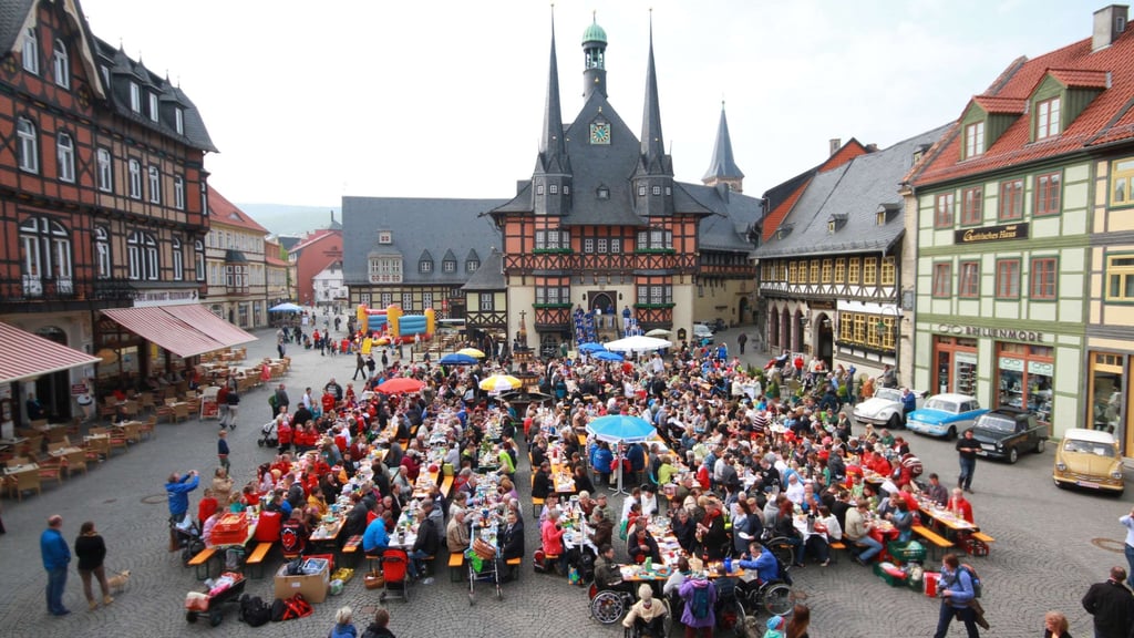 Ein Bild aus vergangenen Tagen: Das Bürgerfrühstück im April 2014 auf dem Marktplatz in Wernigerode.