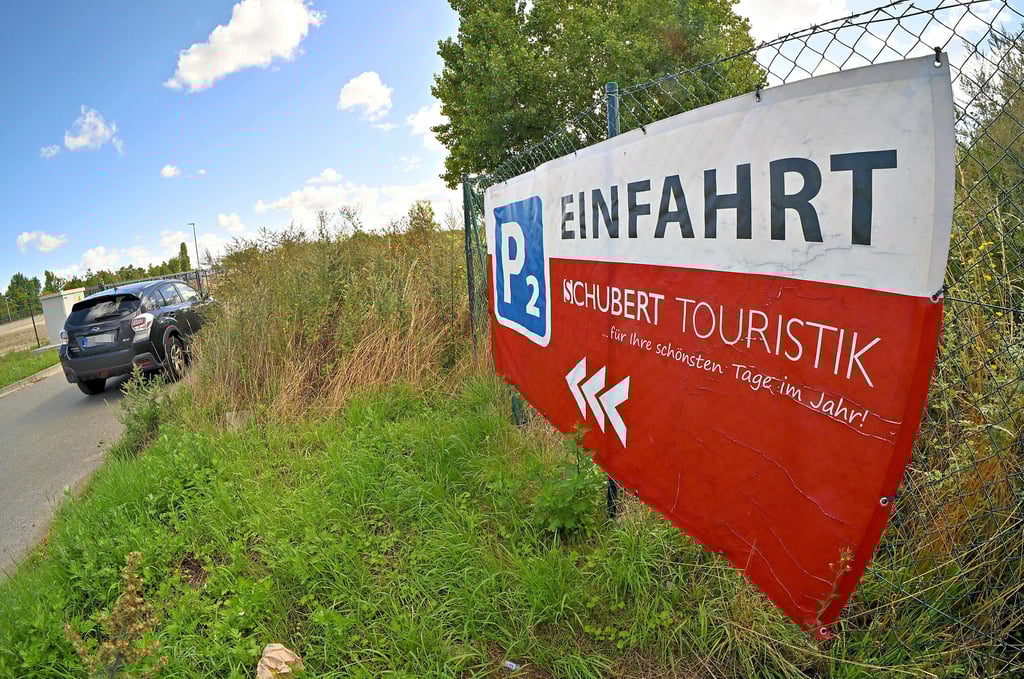 Wo schon ein großes Terminal Reisende empfangen sollte, befindet sich bisher nur ein weitläufiger Parkplatz.