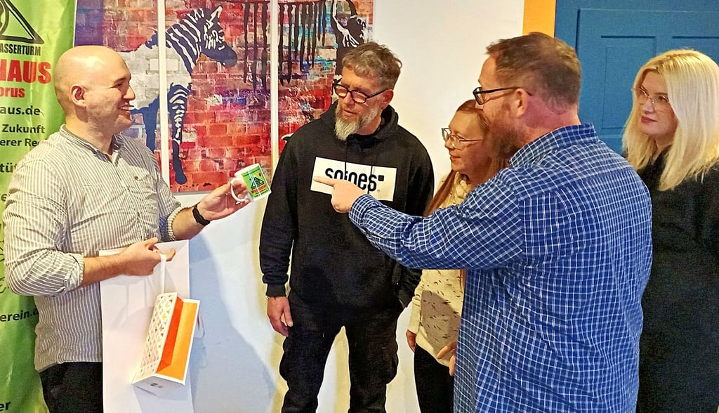 Mit einer Frühstückstasse begrüßten Ronny Harzendorf und Sebastian Kroll vom Förderverein gemeinsam mit Doreen Giese und Charlyn Kristin Schulz im Januar den neuen Leiter des Jugendhauses, Felix Lück (li.). Er wird das Haus nun wieder verlassen.