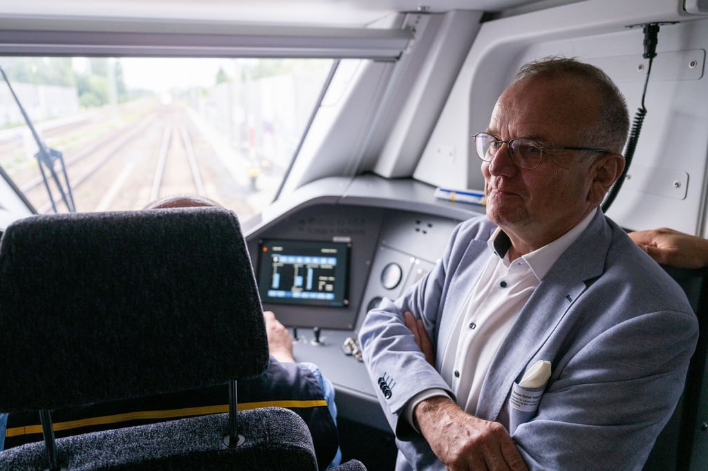 Detlef Tabbert schimpft über die Bahn mit Blick auf den Streckenausbau in Richtung Stettin.