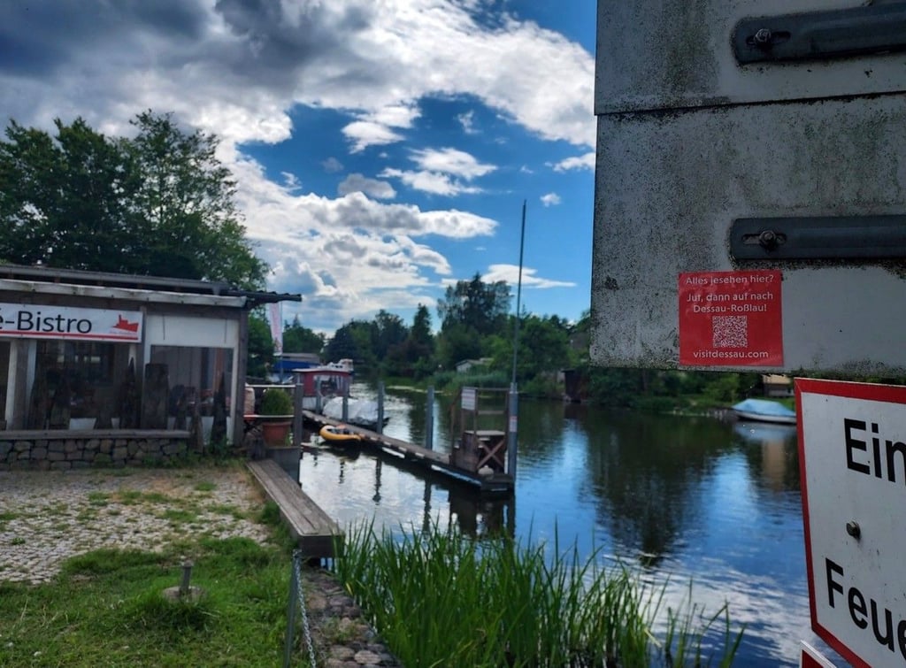 „Alles jesehen hier?“: Das fragt die Stadtmarketinggesellschaft bei einer kleinen Aufkleber-Kampagne. Hier ist einer an der Havel in Fürstenberg aufgetaucht.