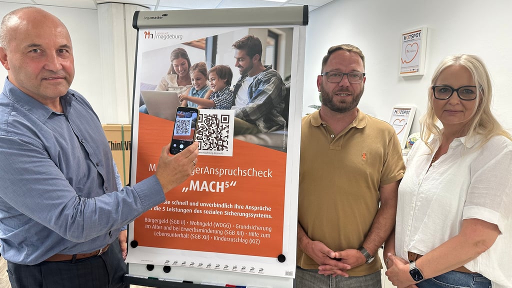 „Mach5“ heißt die neue Web-App des Sozial- und Wohnungsamtes, die Beigeordneter Ingo Gottschalk (l.), Marcel Görges, Leiter für Grundsatzangelegenheiten, und Heike Schulz, Leiterin des Sozial- und Wohnungsamtes, vorstellten.