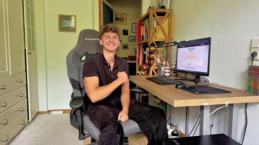 Monatelang tüftelte Matteo Schröpfer an seinem Schreibtisch an „EduLinked“ und fand trotzdem Zeit für Fitnessstudio, YouTube, Schule und Co.