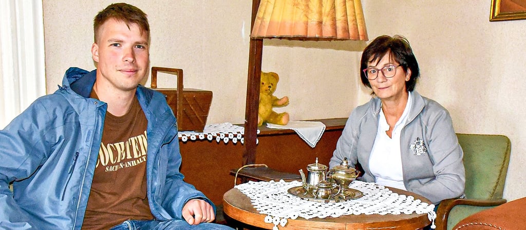 Der Vereinsvorsitzende Benjamin Hoche und Kassiererin Ute Behrens in der Heimatstube.