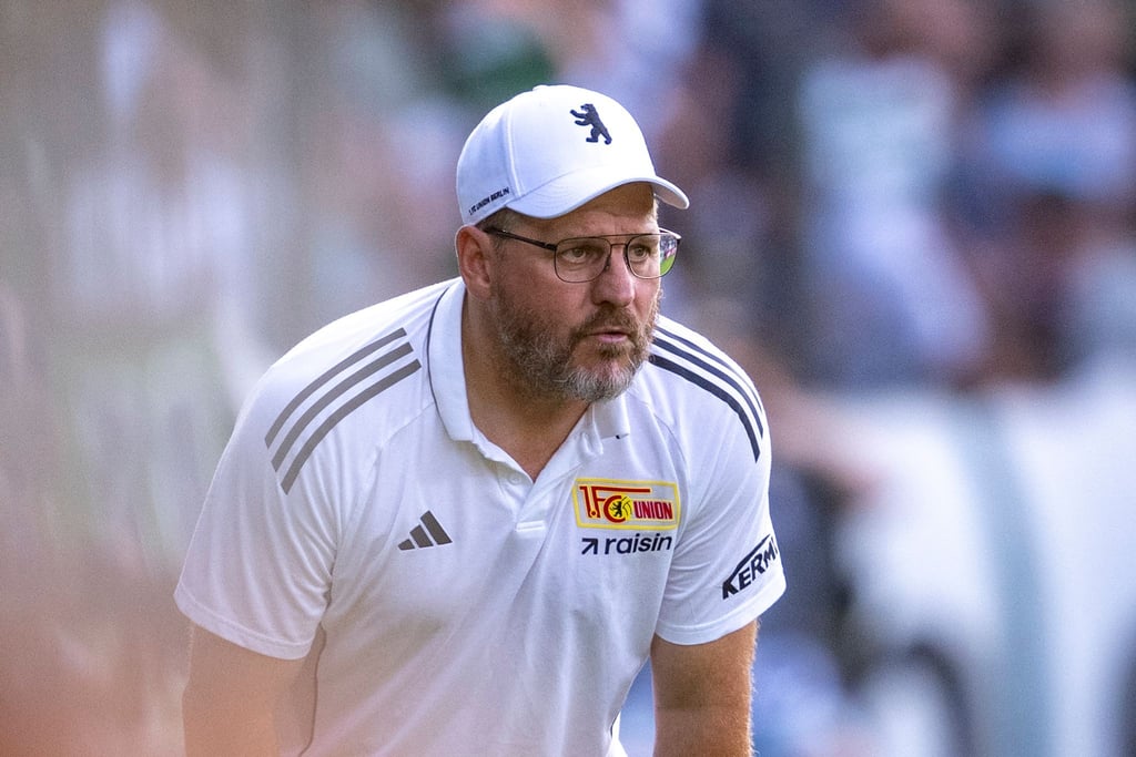 Union Berlins Trainer Steffen Baumgart muss zum Saisonstart einige Personalien klären. (Archivbild)