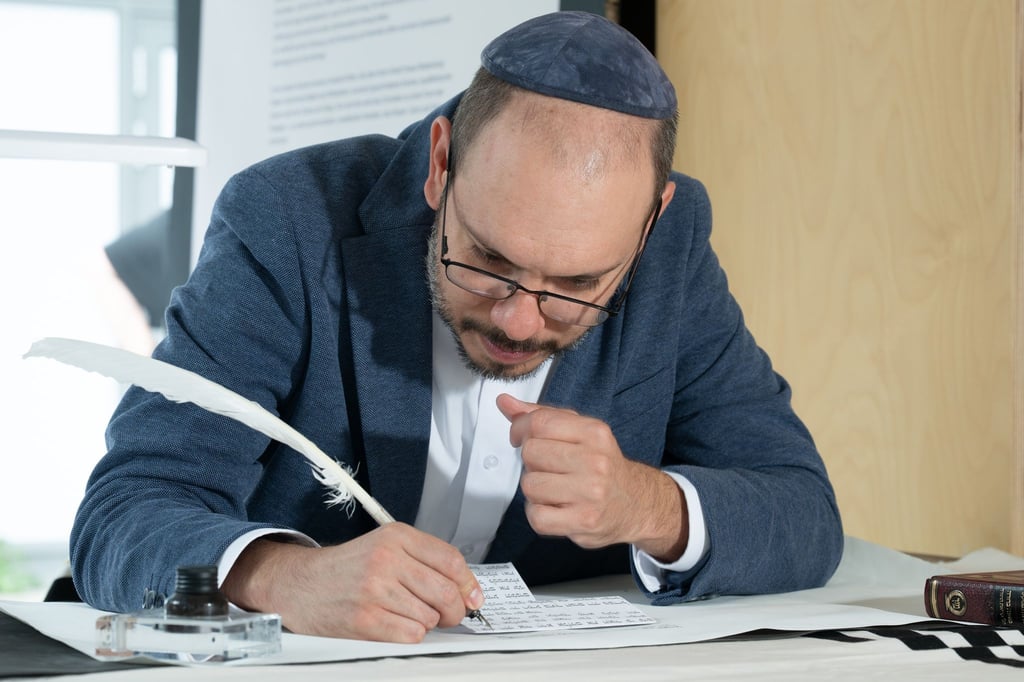 In Dresden wird seit Donnerstag eine Thora - die Heilige Schrift des Judentums - unter den Augen der Öffentlichkeit geschrieben.