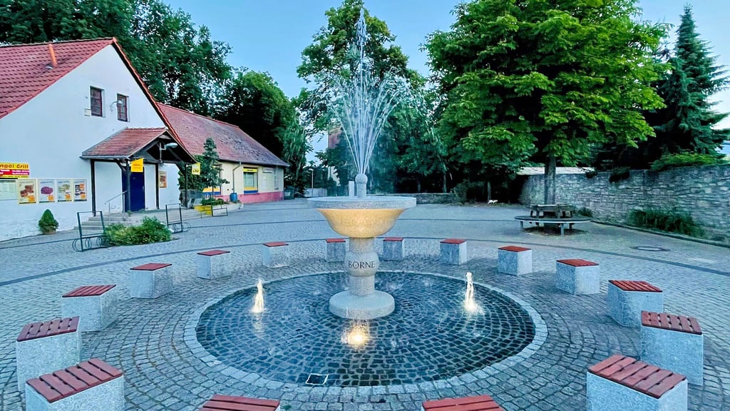 Der Dorfplatz mit seinem schönen Brunnen, der das Wappen der Gemeinde repräsentiert, ist der Mittelpunkt des Ortes. Dort treffen sich die Bürger. Hier finden zahlreiche Feste und Feiern statt.