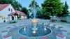 Der Dorfplatz mit seinem schönen Brunnen, der das Wappen der Gemeinde repräsentiert, ist der Mittelpunkt des Ortes. Dort treffen sich die Bürger. Hier finden zahlreiche Feste und Feiern statt. 