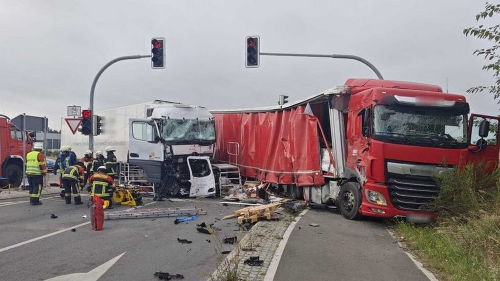 An der Autobahn 9 bei Coswig sind zwei Lkw miteinander kollidiert.