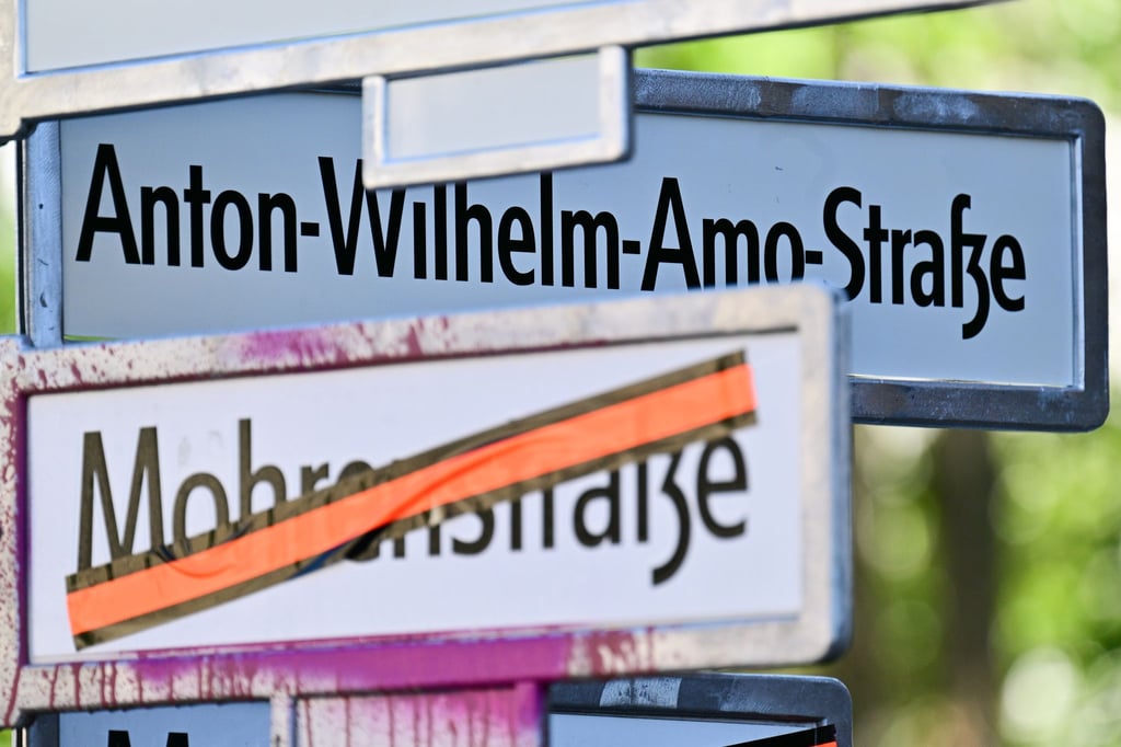 An einigen Straßenecken hängen bereits die Schilder mit dem neuen Straßennamen für die bisherige Mohrenstraße.