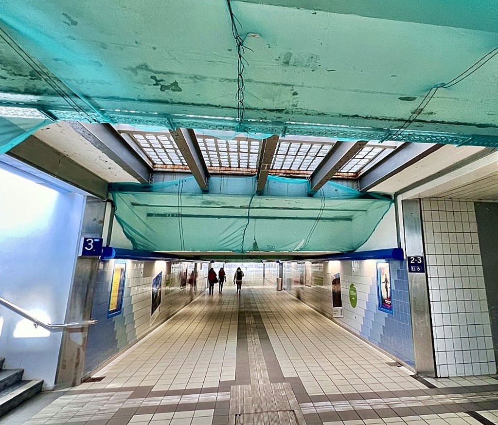 Netze halten an der Tunneldecke Betonsplitter fern.