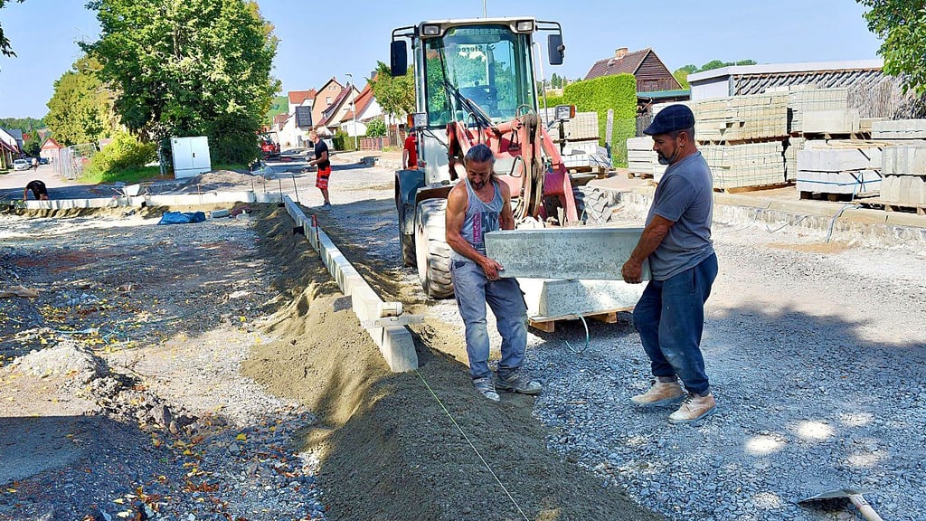 Die Luisenstraße im Eisleber Ortsteil Helfta wird grundhaft ausgebaut. Zur Zeit werden unter anderem die Bordsteine gesetzt.