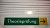 Die theoretische Führerscheinprüfung löst bei einigen Prüflingen so viel Bammel aus, dass sie lieber jemand anderen hinschicken. (Symbolfoto)
