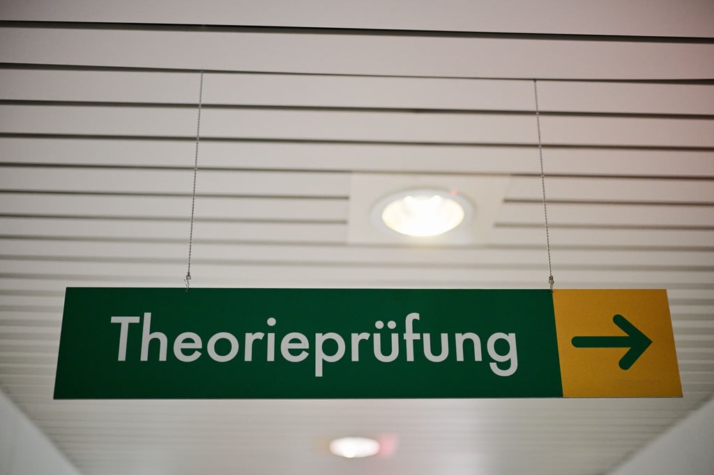 Die theoretische Führerscheinprüfung löst bei einigen Prüflingen so viel Bammel aus, dass sie lieber jemand anderen hinschicken. (Symbolfoto)