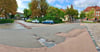 Die löchrige Bernburger Waisenhausstraße soll 2026 eine neue Asphaltdecke bekommen.