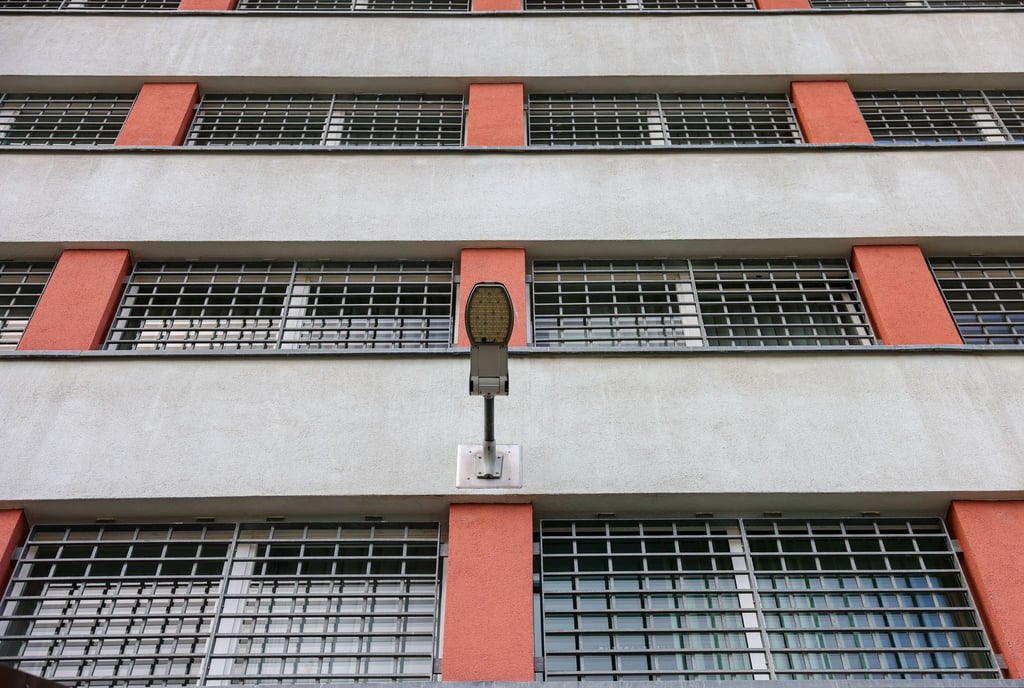 Blick auf die JVA Chemnitz. Dort ist eine Heranwachsende aus dem Jugendarrest geflüchtet (Archivbild)