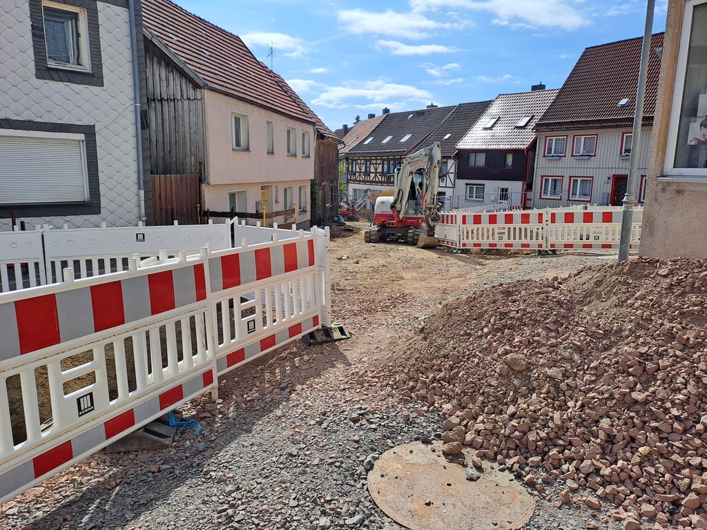 Seit April wird an der L98 in Benneckenstein gearbeitet. Anwohner fürchten, dass das Vorhaben nicht wie geplant Ende 2025 fertig wird.