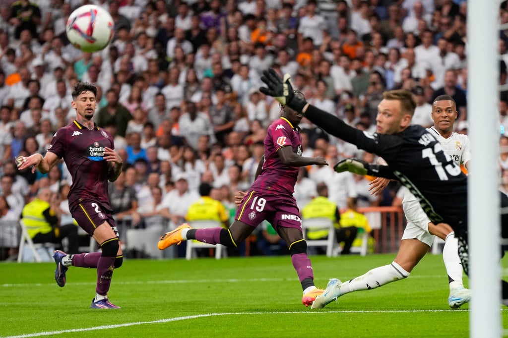 Wechselt zu Werder Bremen: Der Torwart Karl Hein.