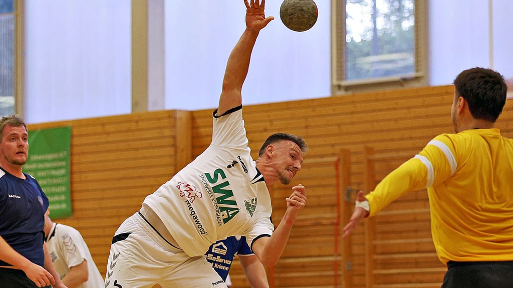 Der Handball-Regionalligist HC Aschersleben, hier mit Pit Seifert beim Wurf, gewann ein Testspiel in eigener Halle gegen Gommern.