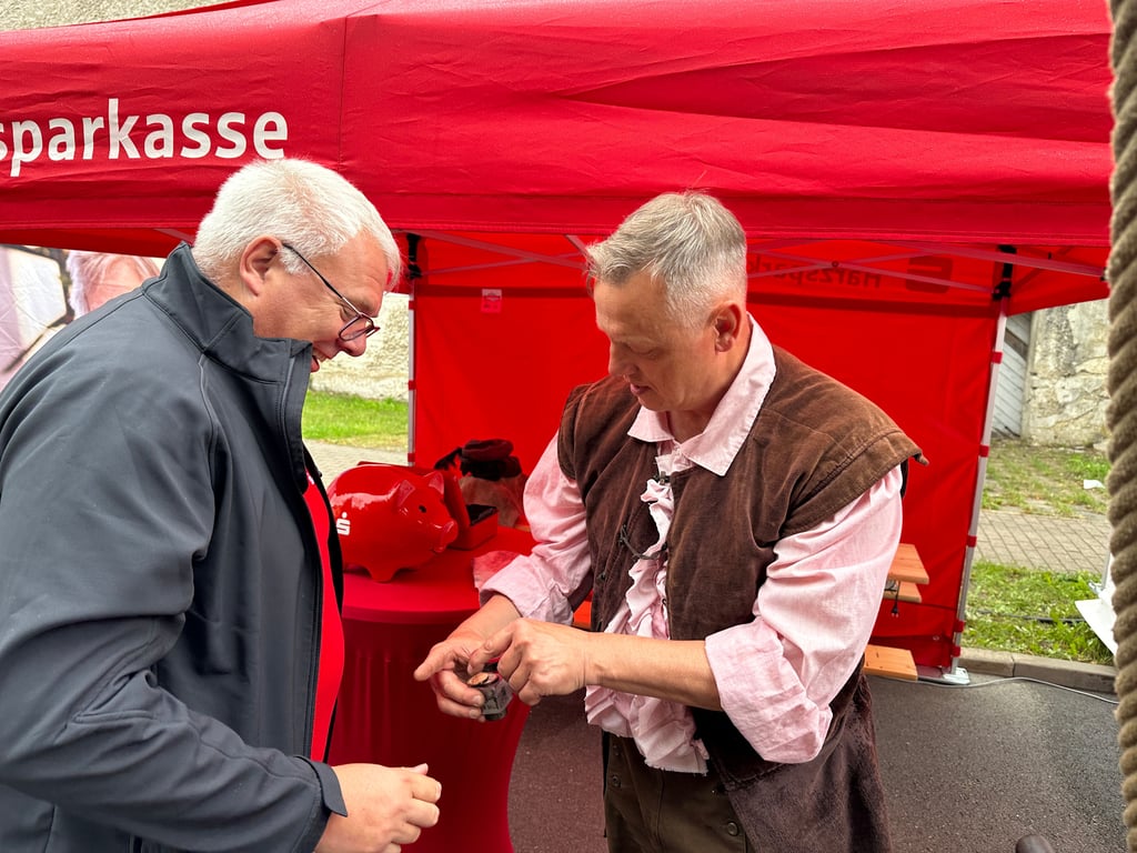 Steffen Raßfeld, Geschäftsstellenleiter von Blankenburg, begutachtet mit Münzpräger Christian Stein die Sondermünze.