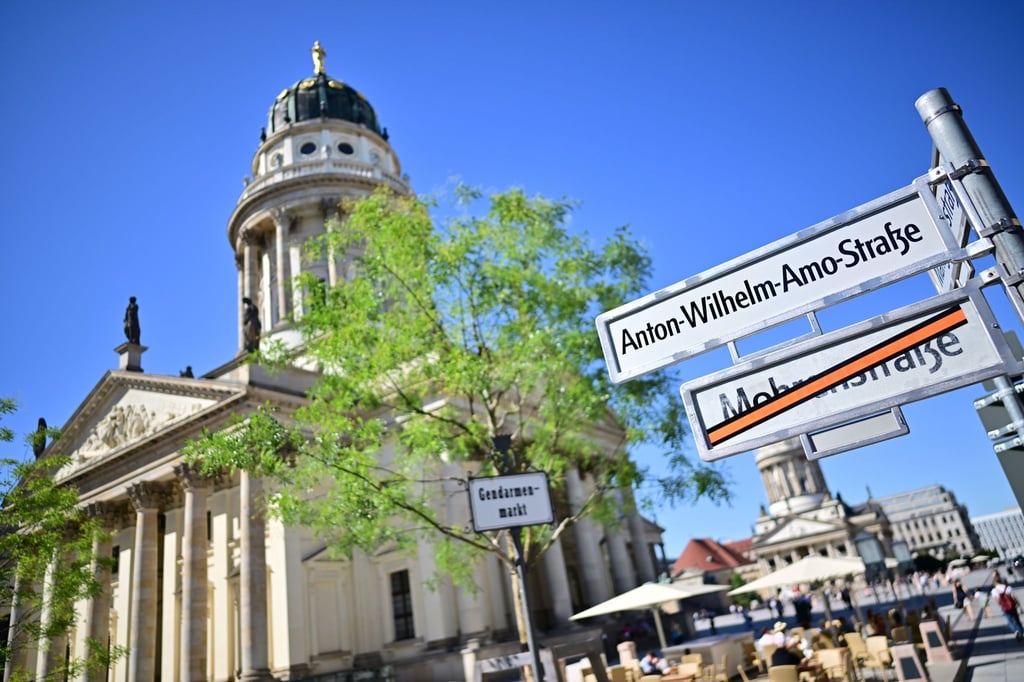 Die Mohrenstraße führt auch am Berliner Gendarmenmarkt entlang.