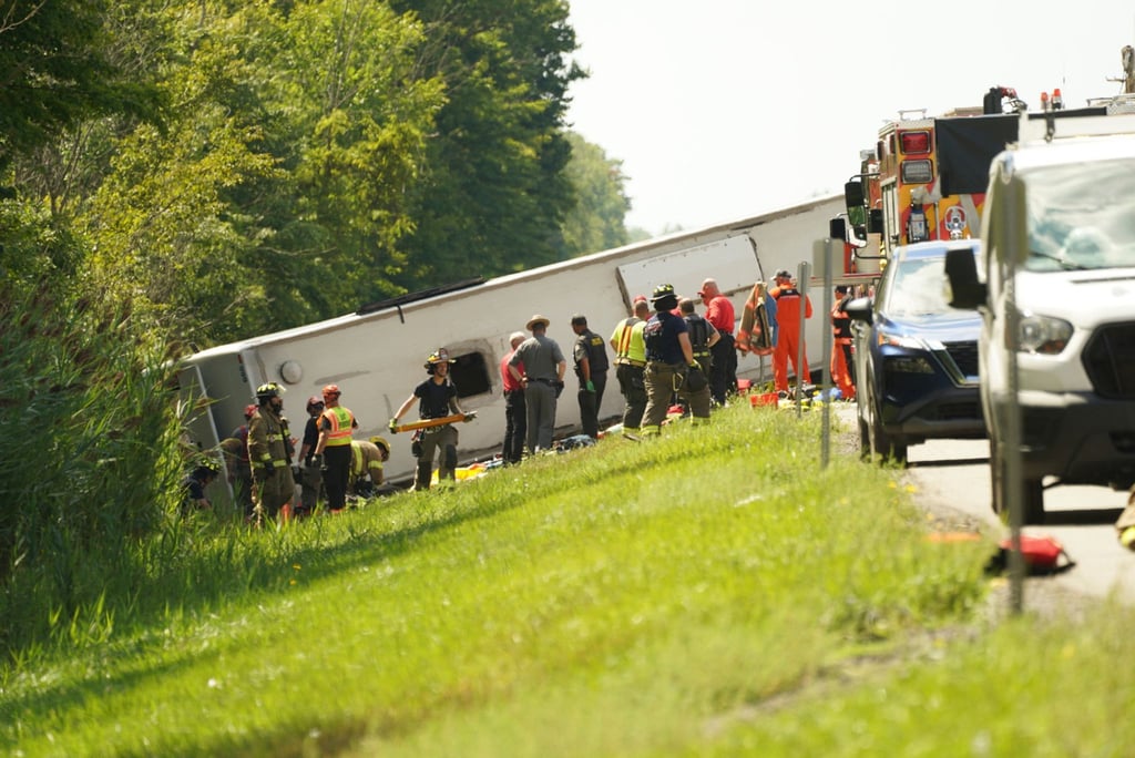 In dem Reisebus seien mehr als 50 Passagiere gewesen, darunter Frauen und Kinder, hieß es von der Polizei.