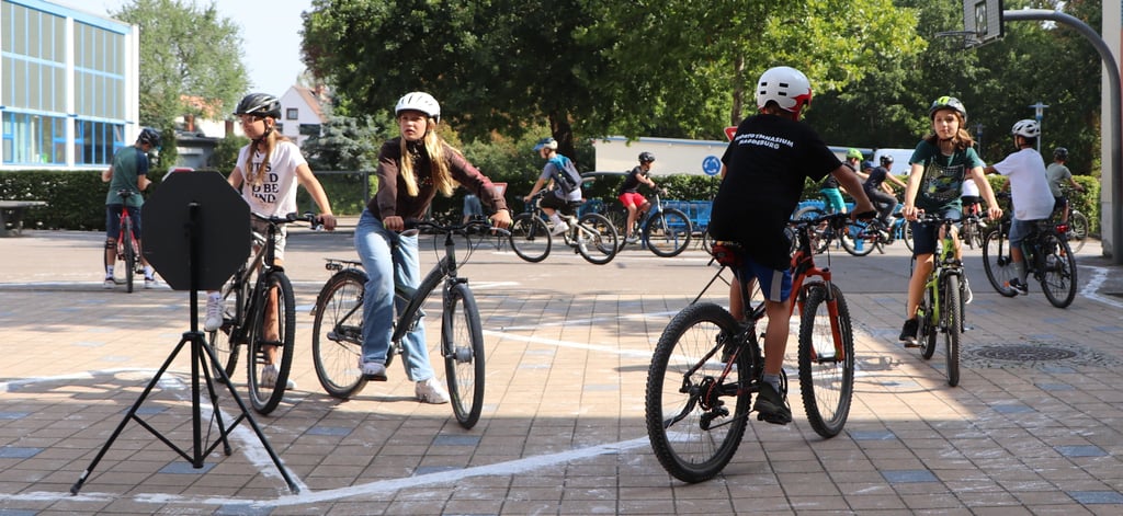Mit voller Konzentration meistern die Schülerinnen und Schüler vom Sportgymnasium Magdeburg den Fahrrad-Parcours – ein praktisches Training für mehr Sicherheit im Straßenverkehr.