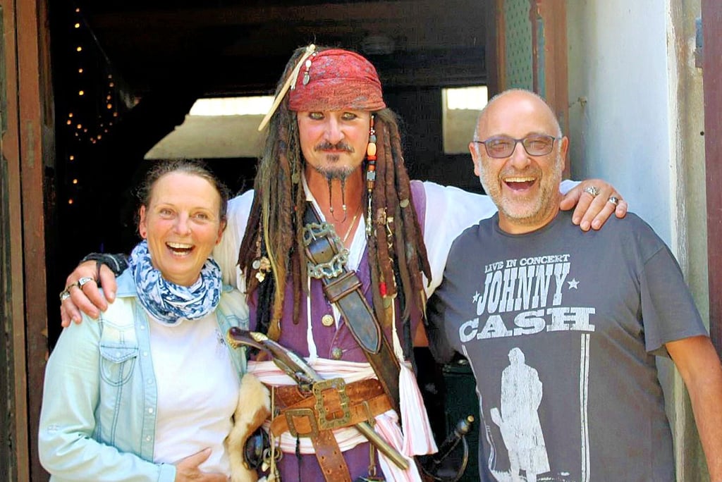 Zu Gast sind zum großen Chariy-Event viele Stars. So hat sich neben Enterntainer Sidney King jetzt auch das Jack-Sparrow-Double angesagt.