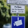 Die Verwaltung von Parkflächen erfolgt zunehmend digital und durch externe Anbieter – besonders auf Supermarktparkplätzen.&nbsp;