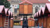 Weihnachtsmarkt-Aufbau auf dem Alten Markt in Magdeburg 2024: In diesem Jahr sollen die Hütten anders aufgestellt werden.