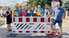 Die Bürgerinitiative Halle-Rosengarten um den CDU-Stadtrat Hans-Joachim Berkes (rechts) beim Straßenfest in der Kasseler Straße