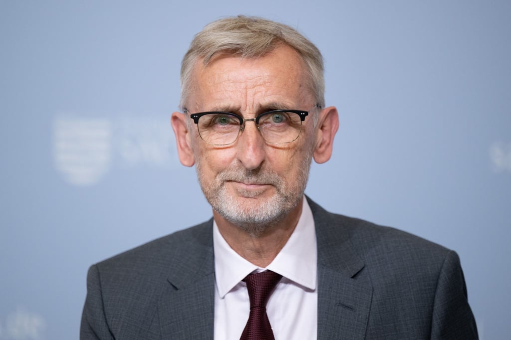 Innenminister Armin Schuster erhofft sich von einer Kommission Impulse für einen schlankeren Staat (Archivbild).
