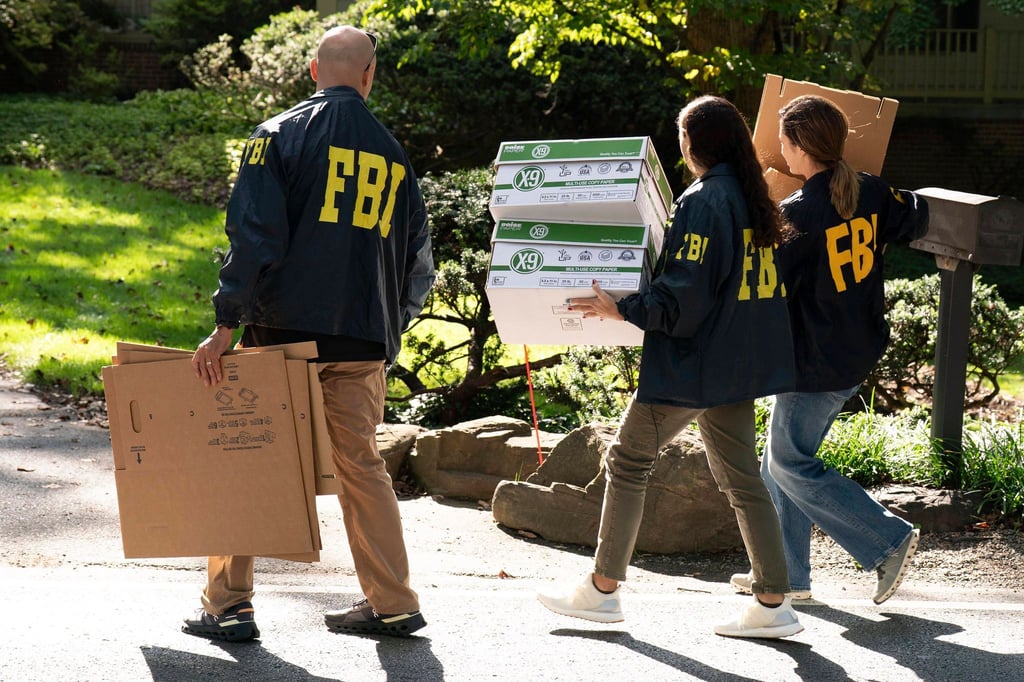 Das FBI durchsucht Boltons Haus.