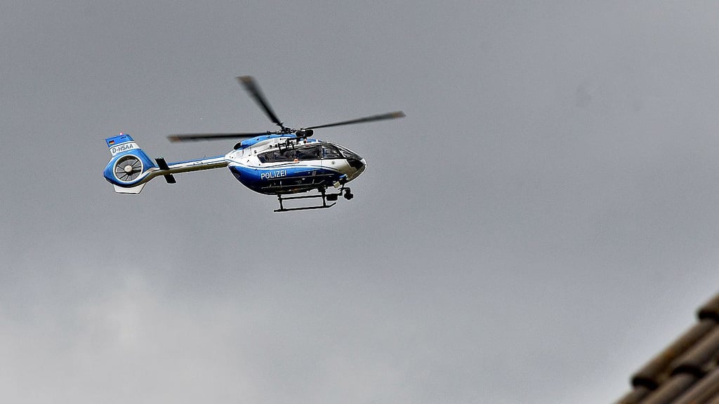 Dieser Polizeihubschrauber suchte nach den Kindern.
