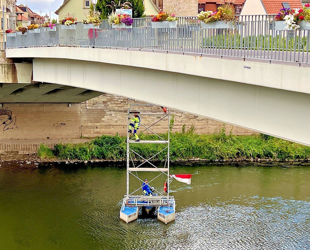 Brückenprüfung an der Marktbrücke in Bernburg.