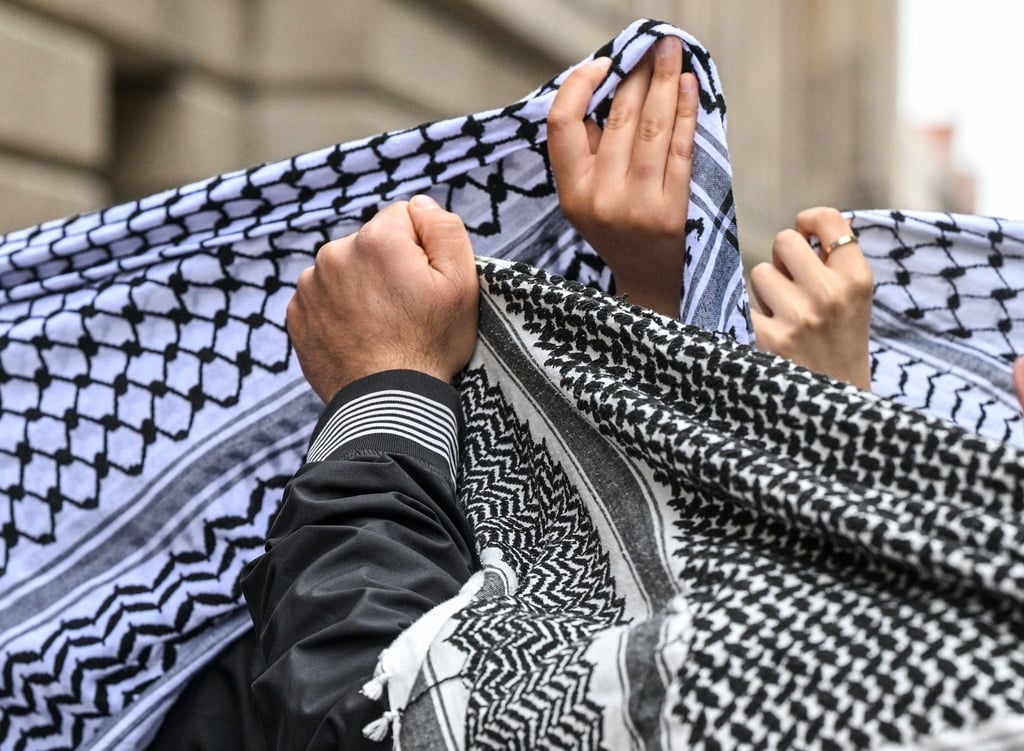 Bei Demonstrationen im Zusammenhang mit dem Nahost-Konflikt sind sogenannte Palästinensertücher zu sehen. (Symbolbild)