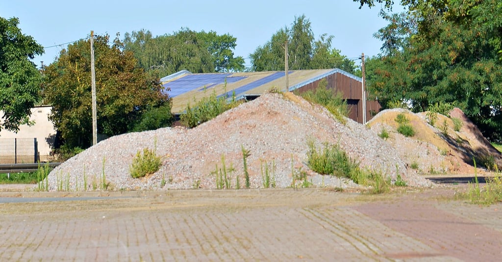 Die Schotterberge im Bereich der ehemaligen Sporthalle Paul-Merkewitz in Staßfurt Friedrichshall werden von der Stadt geduldet. Das Material stammt vom Kanalbau jüngst An der Liethe.