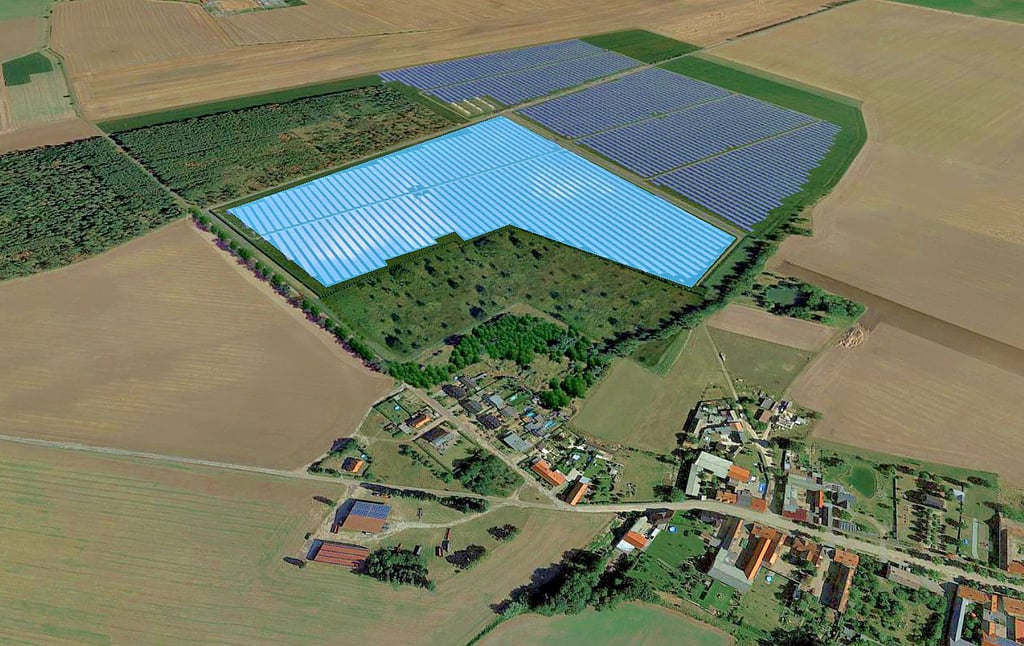 Die farblich markierte Bereich soll nicht mehr Teil der PV-Anlage Karith werden. Damit wächst der Abstand zu den ersten Bebauungen um ein beträchtliches Maß. Welche Flächen stattdessen mit Paneelen bestückt werden sollen, wird erstmalig auf der Ortschaftsratssitzung Karith-Pöthen vorgestellt.