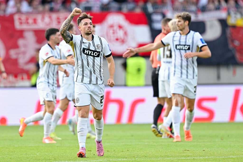 Elversberg siegt in der Nachspielzeit gegen Kaiserslautern.