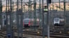 Seit der Einführung des Deutschlandtickets kommt es im Bahnverkehr laut der Thüringer Landesregierung vermehrt zu Verspätungen. (Symbolbild)