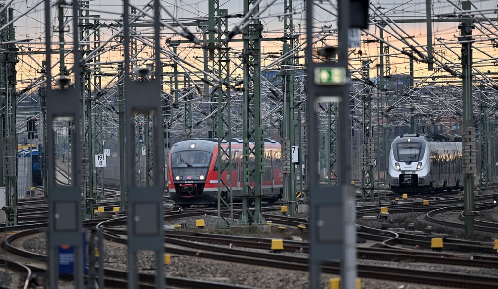 Seit der Einführung des Deutschlandtickets kommt es im Bahnverkehr laut der Thüringer Landesregierung vermehrt zu Verspätungen. (Symbolbild)