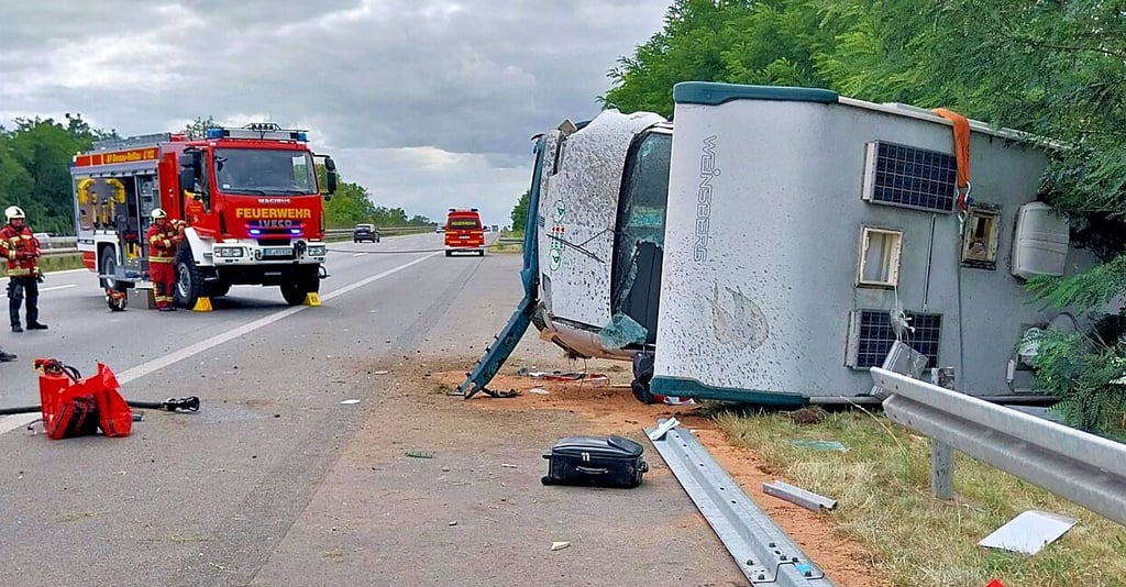 Das Wohmmobil hatte auf der A9 die Leitplanke durchbrochen und wurde mit einer Winde wieder aufgerichtet.