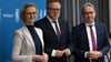 Die Landtagsfraktionen von CDU, BSW und SPD wollen das sogenannte „Drei plus eins“-Format wiederbeleben. Es habe eine Einladung an die Linken gegeben, in das sogenannte „Drei plus eins“-Format zurückzukehren, sagte Thüringens Ministerpräsident Mario Voigt (M., CDU) am Freitag in Bad Blankenburg nach einer Klausurtagung der Spitzen der Brombeer-Koalition. (Archivbild)