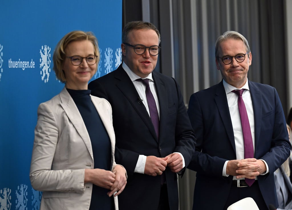 Die Landtagsfraktionen von CDU, BSW und SPD wollen das sogenannte „Drei plus eins“-Format wiederbeleben. Es habe eine Einladung an die Linken gegeben, in das sogenannte „Drei plus eins“-Format zurückzukehren, sagte Thüringens Ministerpräsident Mario Voigt (M., CDU) am Freitag in Bad Blankenburg nach einer Klausurtagung der Spitzen der Brombeer-Koalition. (Archivbild)