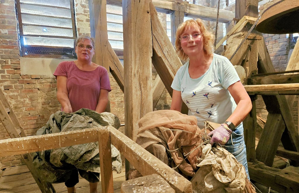 Hatten eine Menge zu schleppen: Pfarrerin Anke Zimmermann (li.) und Helferin Silvia Kühnast schafften sich oben im Kirchturm.