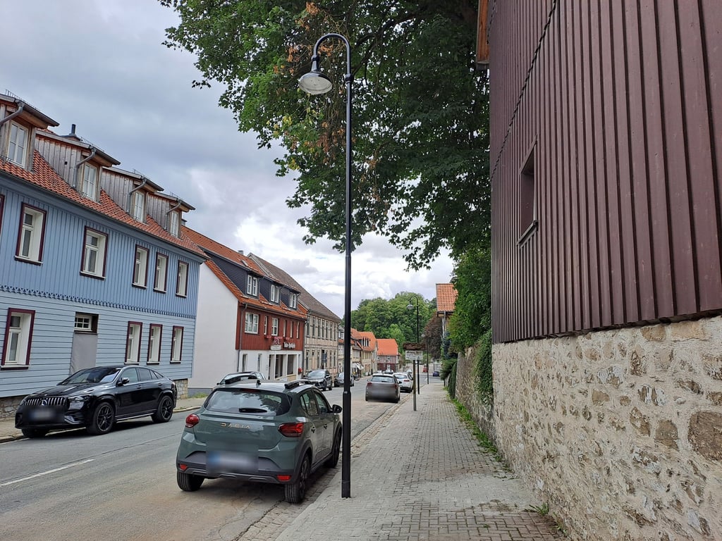 In der Pfarrstraße in Elbingerode hat die Stadtverwaltung Oberharz am Brocken in Zusammenarbeit mit der Firma Elektro Böhme neue Laternen installieren lassen.