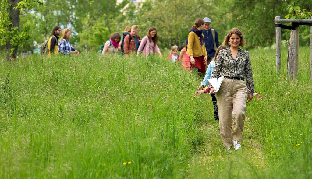 Bürgerpicknick 2023: Bei der Aktion von Nachhaltigkeitsmanagerin Claudia Siebeck (vorn) kamen die Mähstreifen auf der Streuobstwiese sehr gut an.
