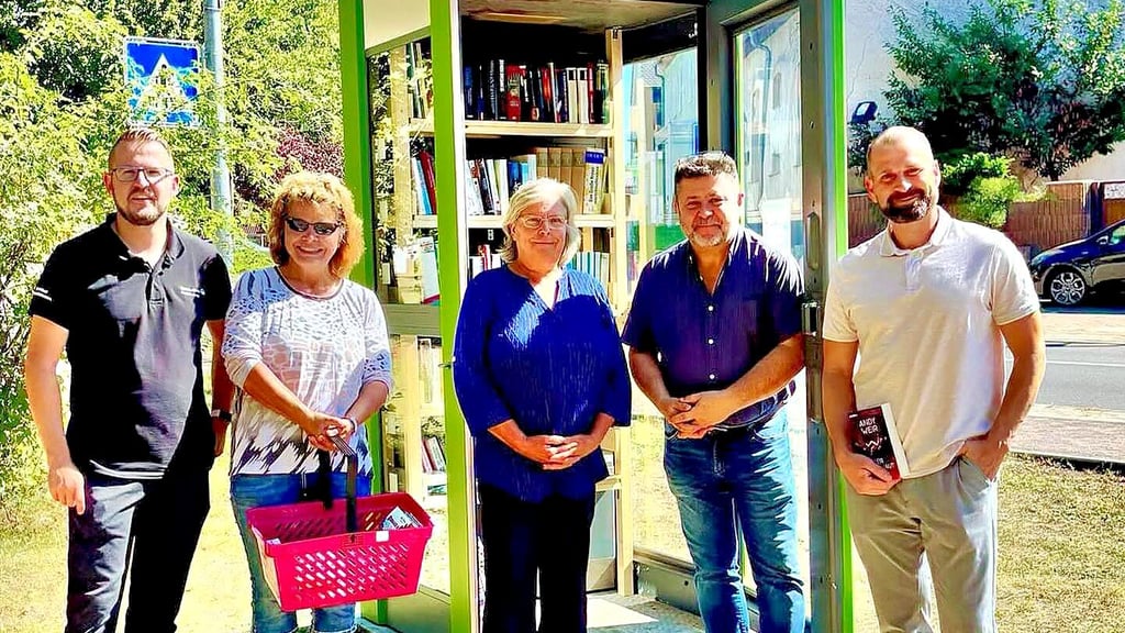 Friedersdorf hat eine Bücherzelle. Für das Projekt hat sich neben dem Kirchen-Förderverein auh Ortsbürgermeisterin Bärbel Naumann (M.) engagiert.