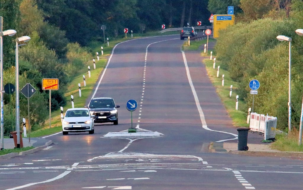Kritik gibt es zur neuen Verkehrsinsel am Ortseingang von Möser im Bauausschuss.